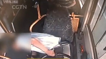 Tài xế xe buýt anh hùng cứu mạng 10 hành khách trước khi chết vì đau tim