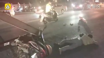 Giữa đường gặp nạn, bé trai 6 tuổi xin cứu cha trước