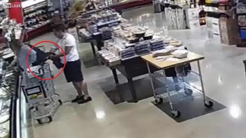 Giở tiểu xảo trộm ví, tên móc túi bị nạn nhân bắt ngay tại trận