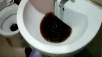 Hà Nội: Nước sinh hoạt chung cư bẩn như nước cống