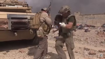 Đặc nhiệm Mỹ lao giữa làn đạn IS cứu bé gái Syria