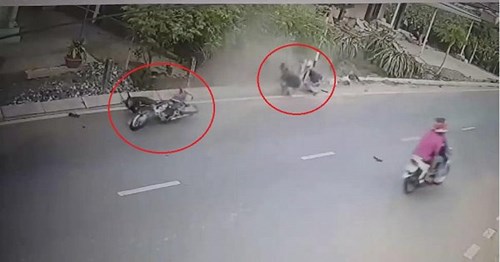Cô gái phóng xe máy truy đuổi, tông 2 tên cướp ngã như phim hành động