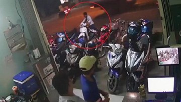 Nhân viên mải chơi điện thoại, trộm thảnh thơi dắt xe máy trong nháy mắt