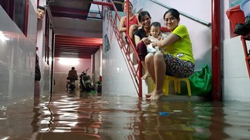 TP HCM: Mưa lớn ngập cục bộ ở nhiều quận