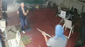 Cướp cầm súng vào nhà, chủ vác mã tấu đuổi 