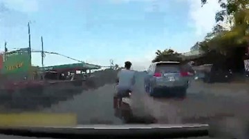 Thanh niên tạt đầu ô tô, ôm sát dải phân cách và cái kết cay đắng