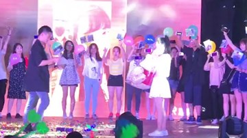 Chàng sinh viên gây shock khi dùng hẳn sổ đỏ cầu hôn người yêu