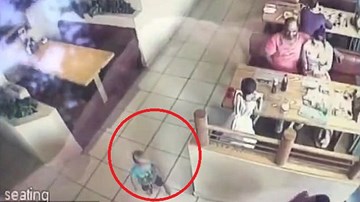 Ba mẹ ngồi ngay trước mặt, bé trai 22 tháng tuổi vẫn bị bắt cóc