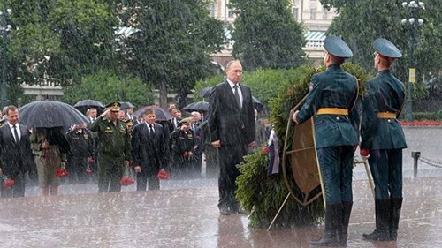 Mưa trắng trời, Putin đầu trần viếng mộ liệt sĩ vô danh