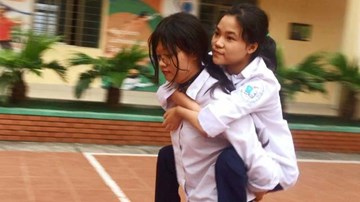 Nữ sinh cõng bạn leo 5 tầng thang bộ lên phòng thi