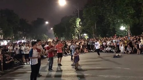 Bé gái đại náo phố đi bộ Hà Nội với vũ đạo điêu luyện 'Bống bống bang bang'
