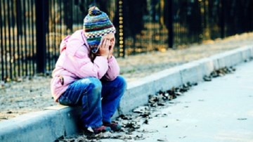 Kỹ năng nhất định phải trang bị cho bé phòng trừ những lúc đi lạc