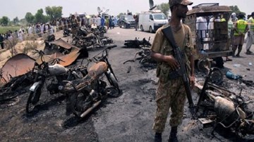 Xe chở dầu Pakistan gặp nạn, gần 150 người chết cháy