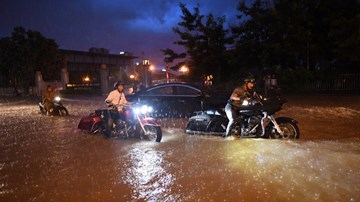 Xe Harley, Mercedes chết máy trong mưa ngập chiều tối