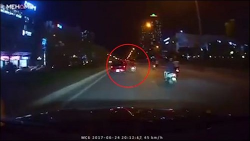 3 thanh niên đi xe máy nhận cái kết bất ngờ sau cú tạt đầu ô tô