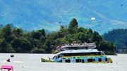 Khoảnh khắc tàu du lịch chở 170 hành khách chìm xuống hồ sâu ở Colombia