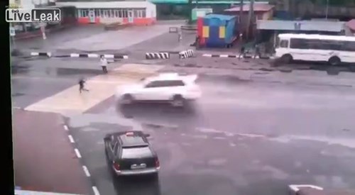 Hậu quả khi người phụ nữ sang đường cố đua tốc độ với ô tô