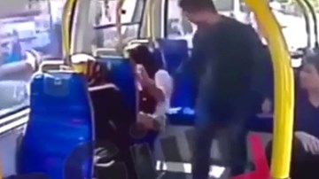 Cô gái bị hành hung trên xe buýt vì tội... mặc quần sooc quá ngắn