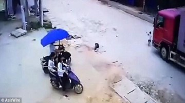 Chạy qua đường không quan sát, bé trai chui tọt vào gầm xe tải