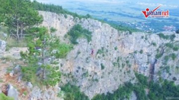 Màn đi dây nghẹt thở qua hố sụt lớn thứ ba thế giới