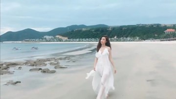 Hoa hậu Mỹ Linh khoe nhan sắc rạng rỡ 'hớp hồn' fan