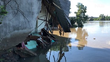 Sạc lở kinh hoàng trong đêm, hàng chục người phải di dời