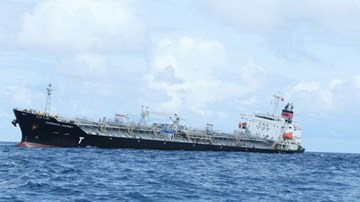 Tàu chở 30.000 tấn hóa chất mắc cạn trên biển Phú Quý