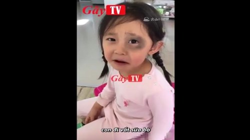 Bé gái xinh xắn với màn 'trả treo' khiến bố chỉ biết 'câm nín'