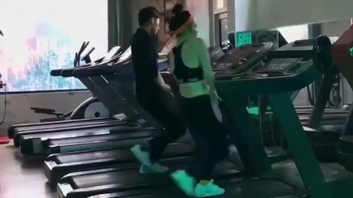 Cặp đôi trình diễn vũ điệu sexy trên máy chạy bộ