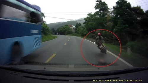 Xe khách đánh rơi thớt ra đường, gây họa cho người đi xe máy