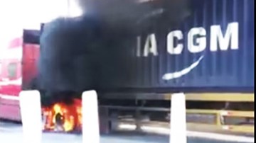 Xe đầu kéo bốc cháy trên cao tốc, tài xế tung cửa thoát thân