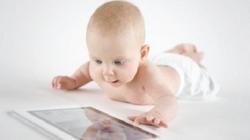 Bạn đang âm thầm hại con khi để mặc trẻ dùng thiết bị thông minh