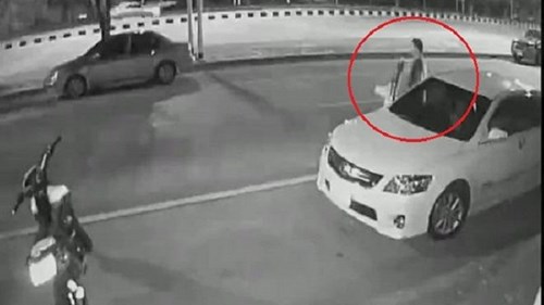 Bước khỏi ô tô không quan sát, bị xe máy phóng tốc độ cao đâm thảm khốc