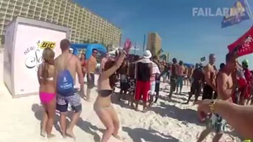 Clip hài: Cố 'thể hiện' trên bãi biển và cái kết
