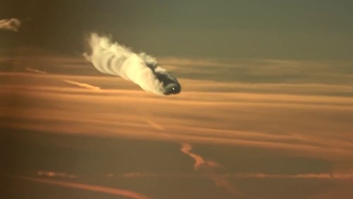 Máy bay tạo vệt mây khổng lồ trên bầu trời Nga