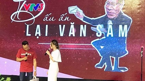 Mỹ Tâm ôm MC Lại Văn Sâm hát 'Trái tim không ngủ yên'