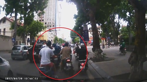 Hà Nôi: 3 xe máy dàn cảnh cướp tinh vi, nạn nhân không hề hay biết