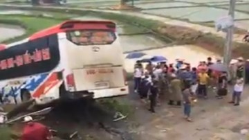 Xe khách giường nằm mất lái lao khỏi đường cao tốc Nội Bài - Lào Cai