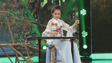 Lần đầu đánh đàn bầu, cô bé ẵm giải thưởng 300 triệu đồng
