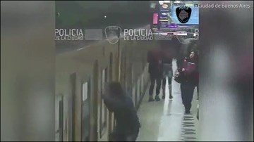 Những kẻ táo tợn sẵn sàng lao qua cửa sổ tàu điện đang chạy để cướp tài sản