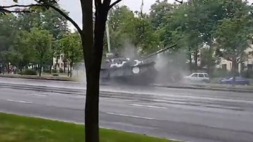 Xe tăng trượt hy hữu trên phố, đâm sầm vào cột đèn và cây