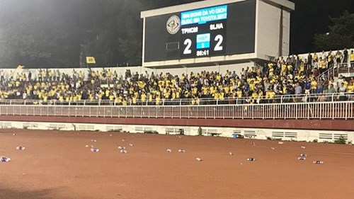 Yêu thái quá, CĐV xứ Nghệ khiến Công Vinh...lãnh đủ