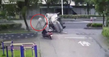 Ô tô lộn nhào bay qua đầu, người đi xe đạp sống sót thần kỳ
