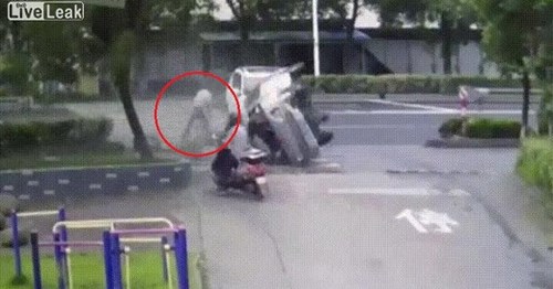 Ô tô lộn nhào bay qua đầu, người đi xe đạp sống sót thần kỳ