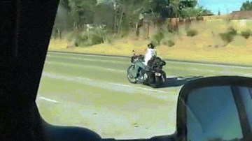 Người đi mô tô bị rung lắc như 