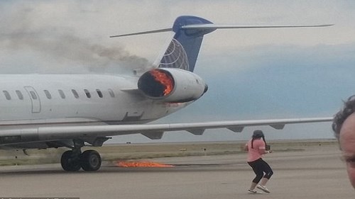 Hành khách rụng rời nhìn động cơ máy bay cháy như đuốc