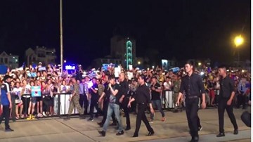 Sơn Tùng M-TP bị khán giả ném đồ khi diễn ở Bắc Giang
