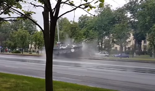 Xe tăng T-72 suýt lật sau cú đâm cột điện