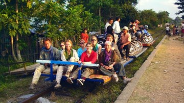 Vi vu trên tàu tre độc đáo ngắm cảnh Campuchia