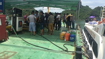 Tàu 'siêu tốc' ra giữa vịnh chờ bơm xăng, khách ngộp thở